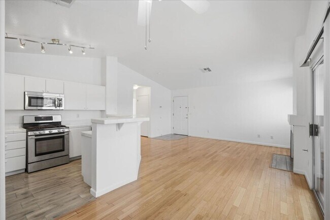 Building Photo - 2nd Level 2 bedroom, 2 bathroom condo outside of Summerlin