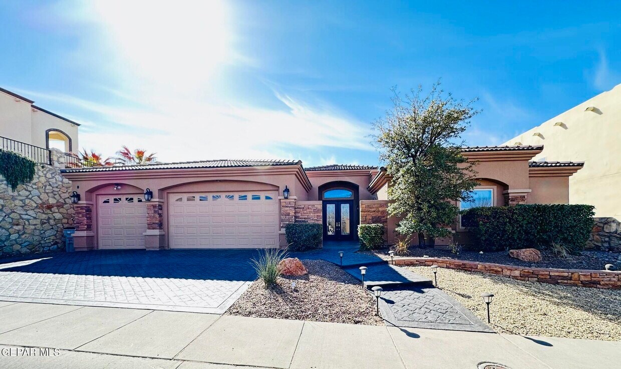 Foto principal - 1332 Calle Lago Dr