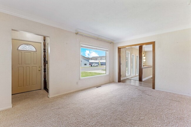 Building Photo - 4 BED 2.5 BATH HOME IN REXBURG