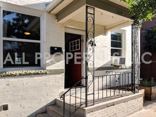 Porche delantero - 1319 E 27th Ave
