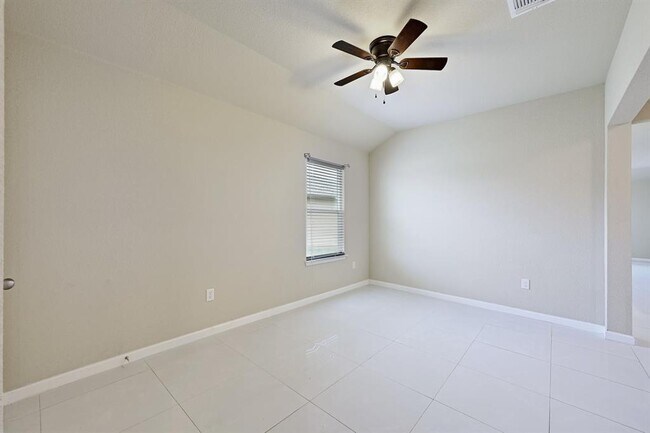 Foto del edificio - 14916 Custis Ln