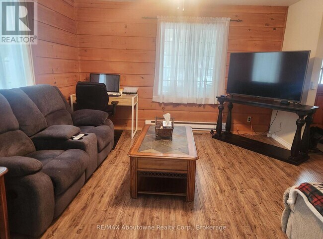 Photo du bâtiment - 914 Skootamatta Lake Rd