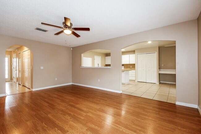 Building Photo - 5840 Lake Front Dr