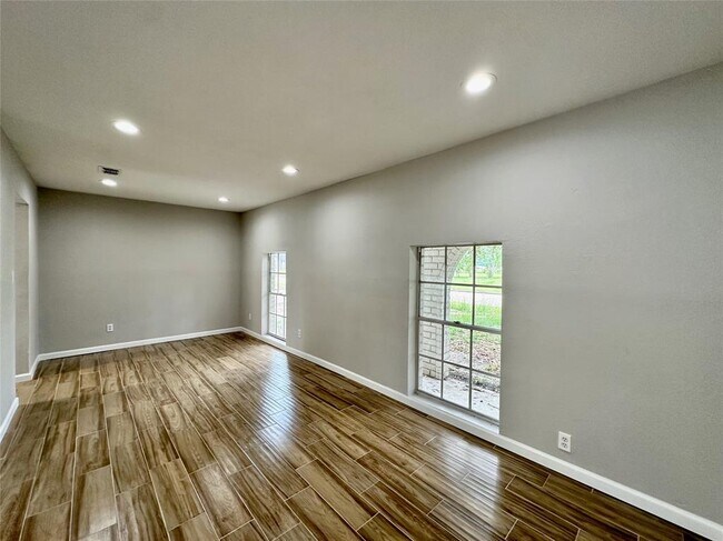 Building Photo - 5926 Darkwood Dr