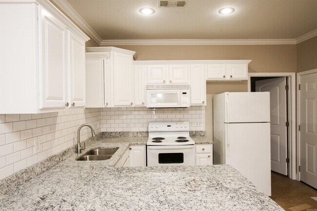 Building Photo - 1204 Sadie Dr