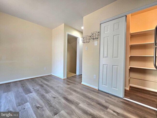 Foto del edificio - 8561 Southlawn Ct