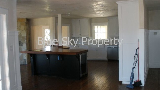 Building Photo - 1518 Edison St