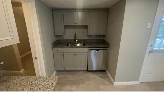 Building Photo - 106 Jackson St