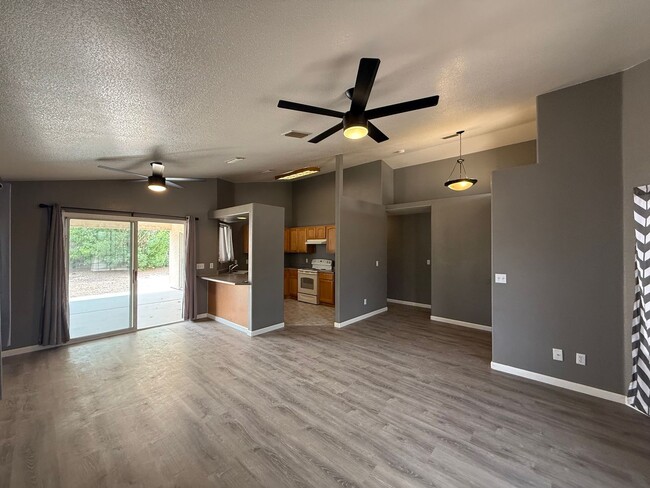 Building Photo - 3 Bedroom 2 Bathroom Home
