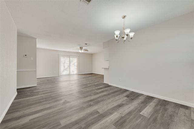 Foto del edificio - 2401 Timberlake Dr