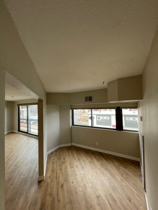 Foto del edificio - 100 Park Ave W