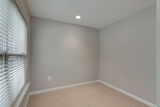 Foto del edificio - COMING SOON - Great 4 level end unit TH in...