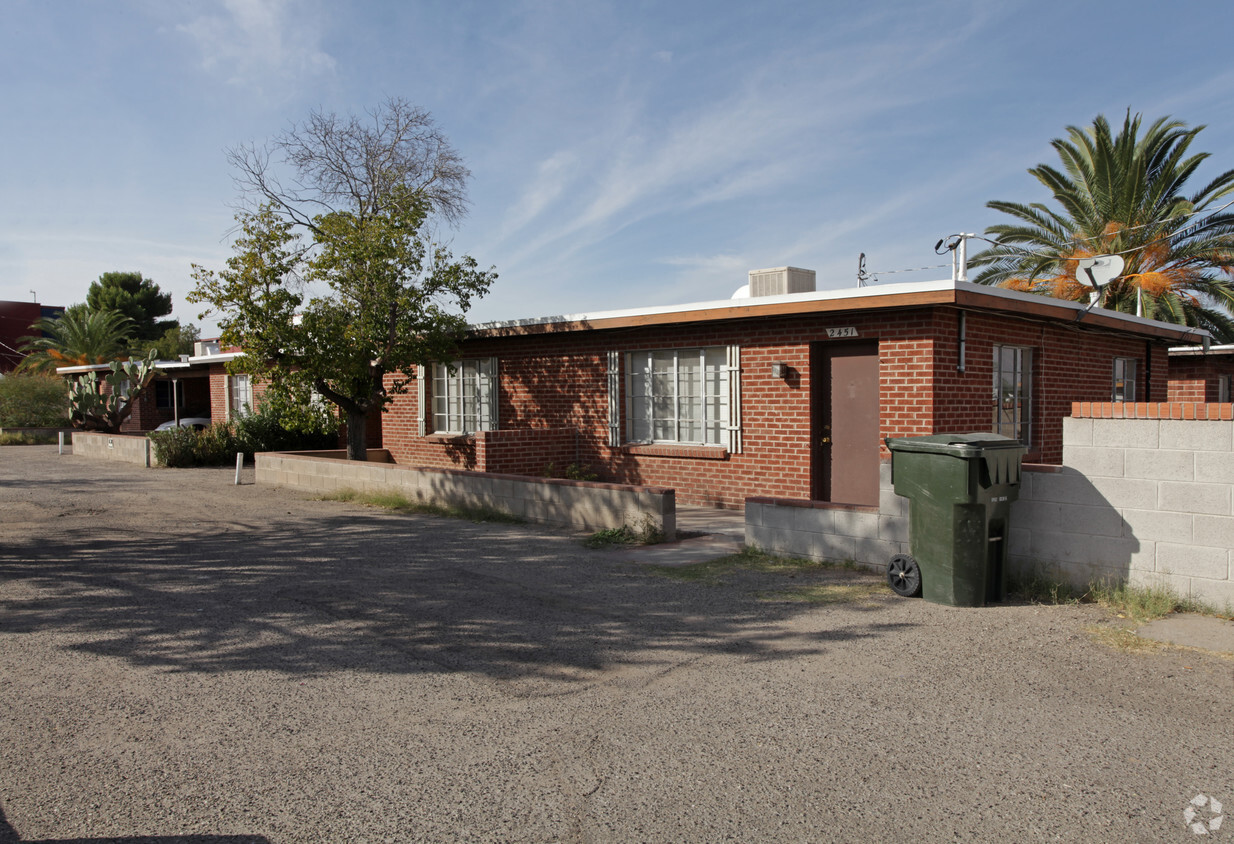 Primary Photo - 2445-2455 N Alvernon Way