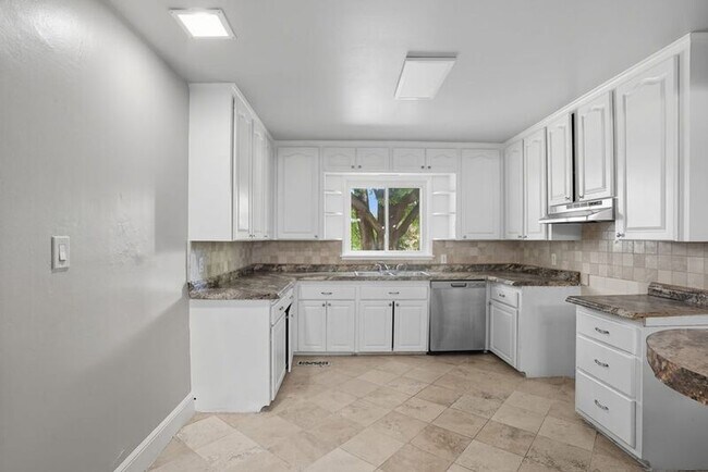 Building Photo - 1644 S Knoxville Ave