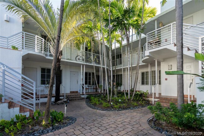 Building Photo - 2425 Flamingo Pl