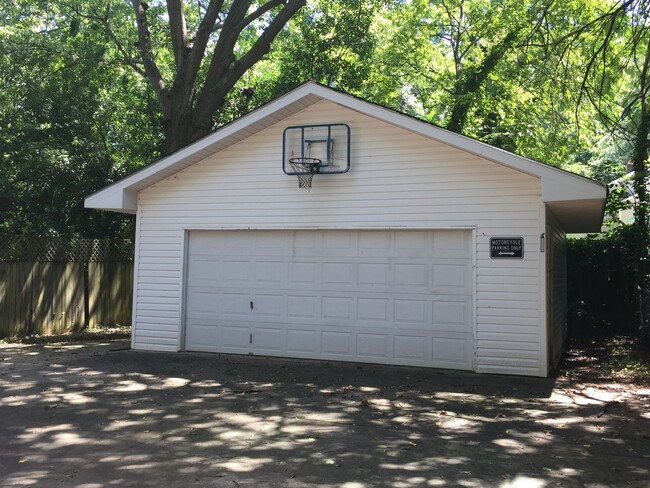 Building Photo - Charming 3 Bedroom, 2 Bath Home - Downtown...