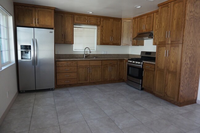 Building Photo - 723 N Kingsley Dr