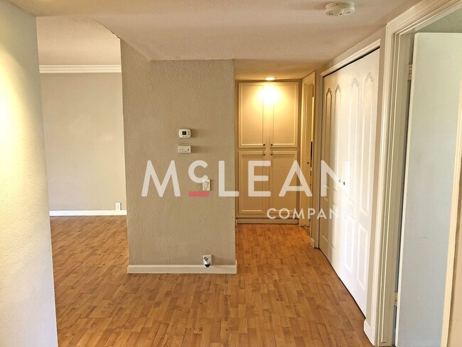 Building Photo - Sweet One Bedroom!