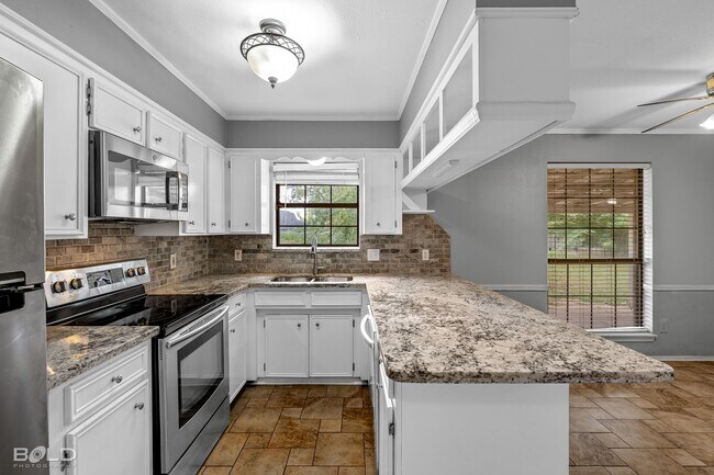 Foto del edificio - Check Out This 3 Bedroom 2 Bath Close to B...