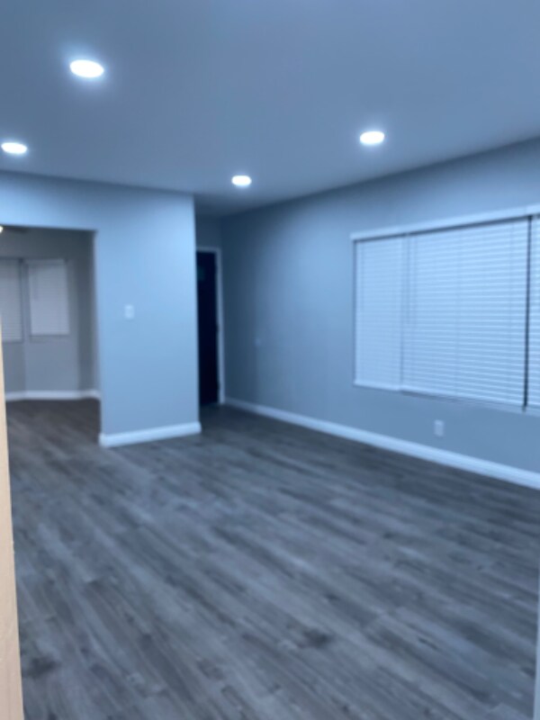 Building Photo - 10534 Roseton Ave