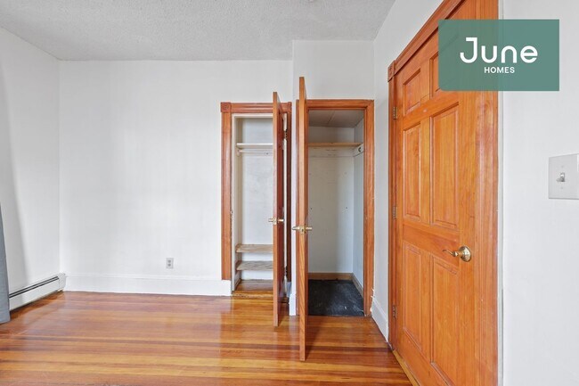 Building Photo - Room Only in 4-bed/1.0-bath Home