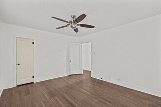 Building Photo - 2406 Oaklawn Dr
