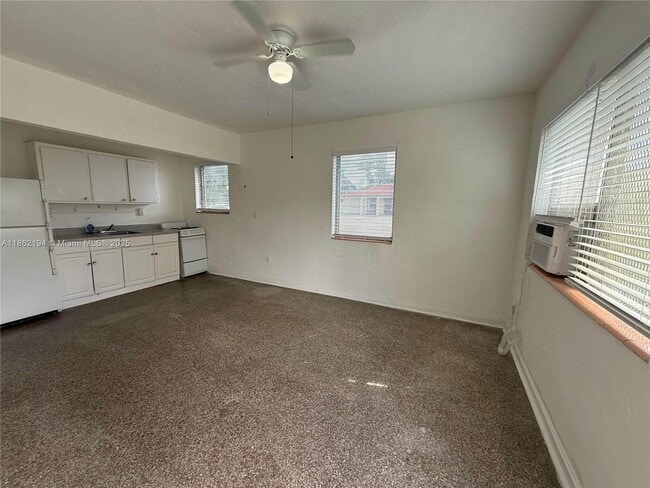 Foto del edificio - 361 Sharar Ave