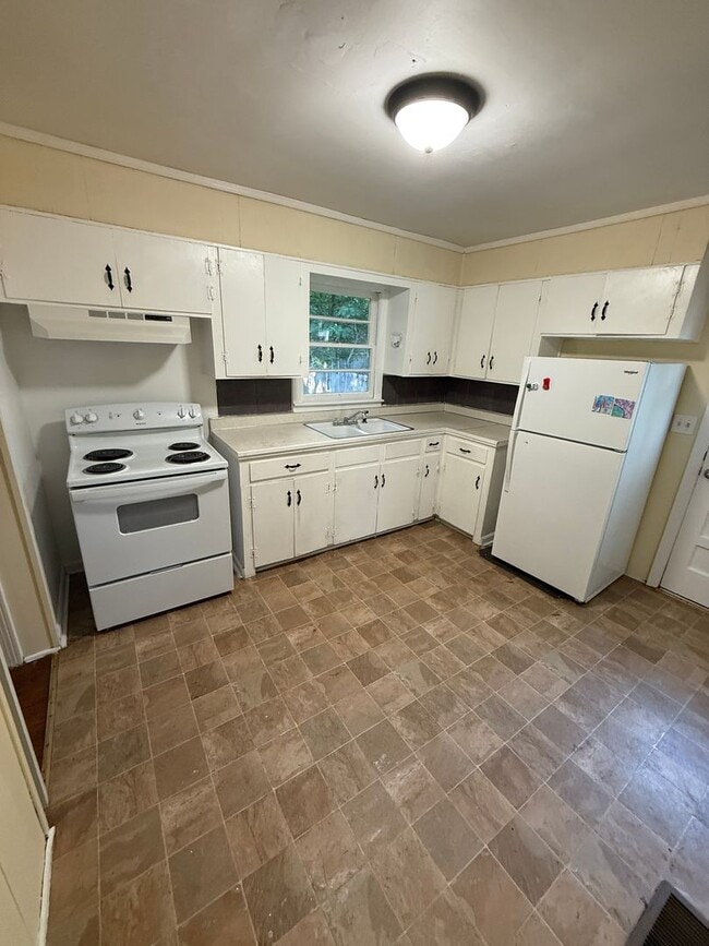 Building Photo - 3 Bedrooms, 1 Bathroom - House in West Rome!