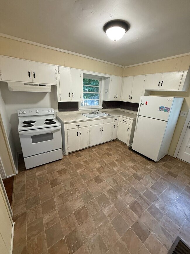 Foto del edificio - 3 Bedrooms, 1 Bathroom - House in West Rome!
