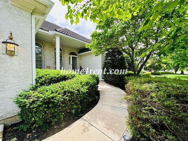 Foto del edificio - Exceptional 1.5 Story Home in the Prestigious Loch Lloyd Community!