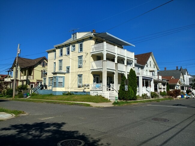 Ubicado en la esquina, en el lado soleado de la calle. - 61 Cookman Ave