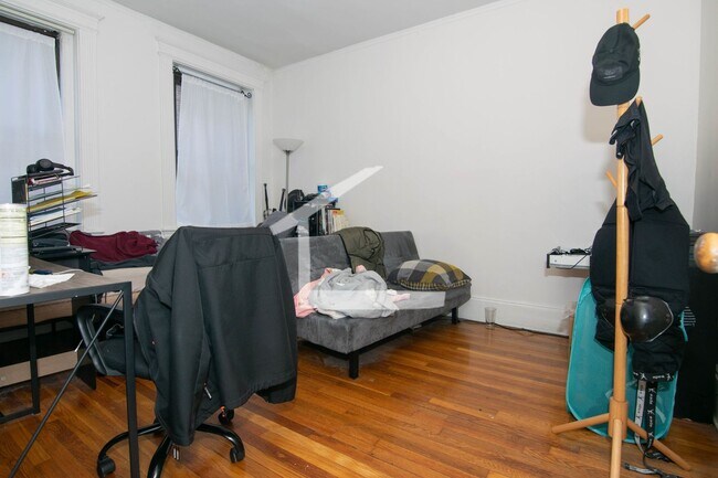 Foto del edificio - Great deal! 3-bed, 1.5 Bath in Allston on The B Line; Heat/HW Incl!