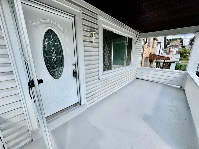 Building Photo - 4 Bed/1 Bath Home in Beechview with Bonus ...