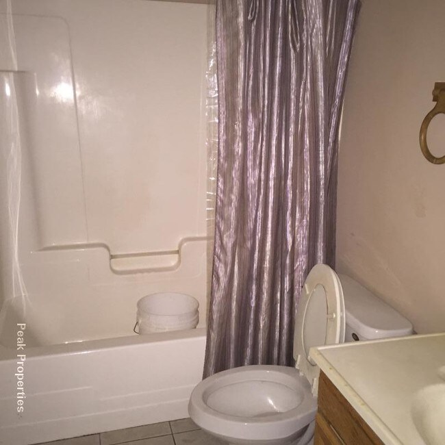 Building Photo - 510 W Addison St