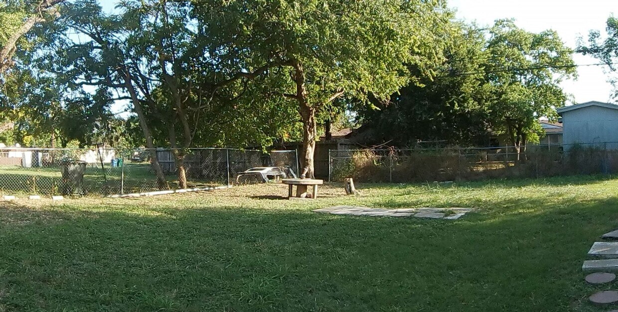 Primary Photo - Adorable 2 bedroom 1 bath 2 car garage in ...