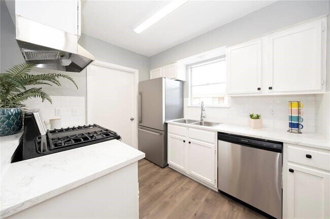 Building Photo - 304 John N Garner Cir