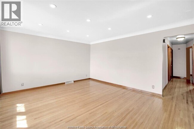 Photo du bâtiment - 2144 Grand Marais Rd E