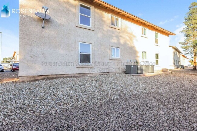 Building Photo - 465 W Ivyglen St