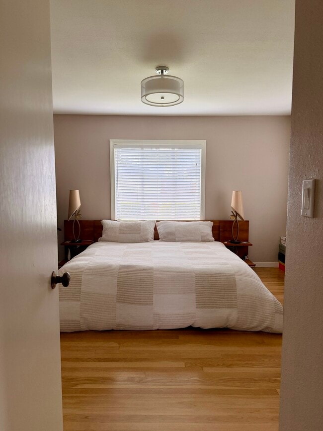 Building Photo - 3860 Linda Vista Ave