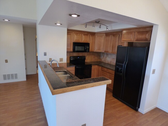 Foto del edificio - $0 DEPOSIT OPTION. TOWNHOME, 2 BED, UPDATE...