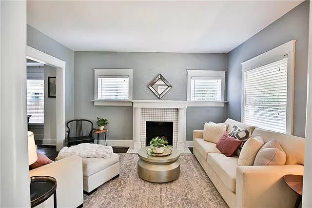 Livingroom - 4217 Charlotte St