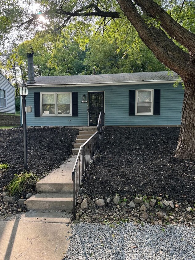 Foto principal - 2 Bedroom 1 Bathroom in Moline! 1/2 off 1s...