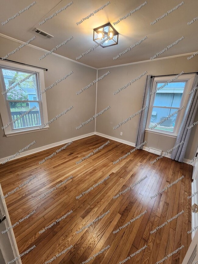 Building Photo - Three Bedroom Munster Cape Cod