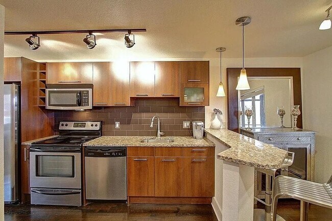Foto del edificio - West Wash Park Condo | 1BD | In-Unit W/D | Parking Included