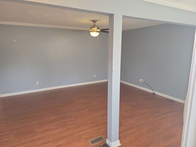 Foto del edificio - Right outside of Harbison 3 Bedroom 1 Bath...