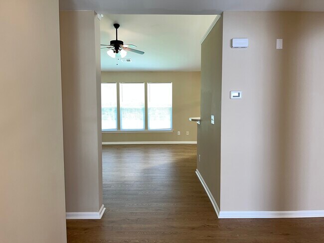 Building Photo - 223 Summit Park Ct