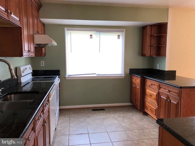 Building Photo - 2888 Balmoral Dr