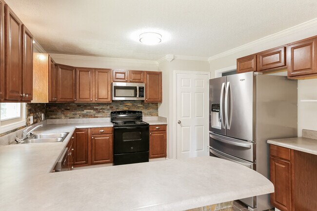 Building Photo - Charming 4 Bedroom with Spacious Backyard