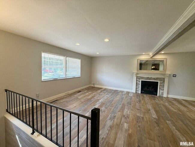 Building Photo - 1013 W Wonderview Dr