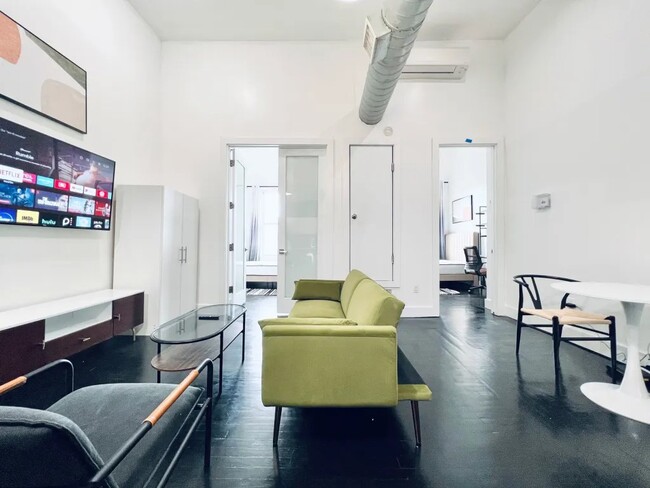 Foto del edificio - Furnished room/NOT APARTMENT
